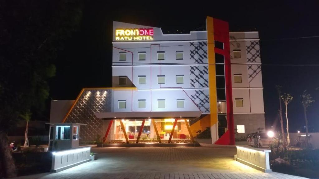 Front One Hotel Nganjuk Exterior foto